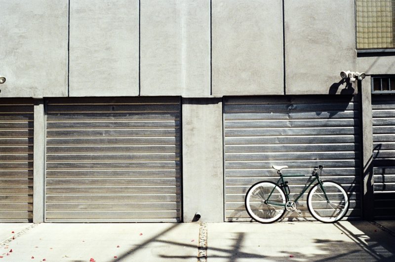deux garages avec porte métallisée